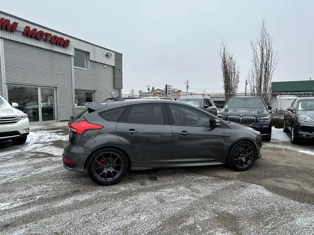 2017 Ford Focus ST 6-SPD/NAVIGATION/BACK UP CAMERA/SUNROOF/FINAN - Photo 20
