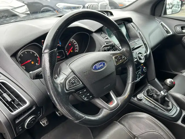 2017 Ford Focus ST 6-SPD/NAVIGATION/BACK UP CAMERA/SUNROOF/FINAN - Photo 25