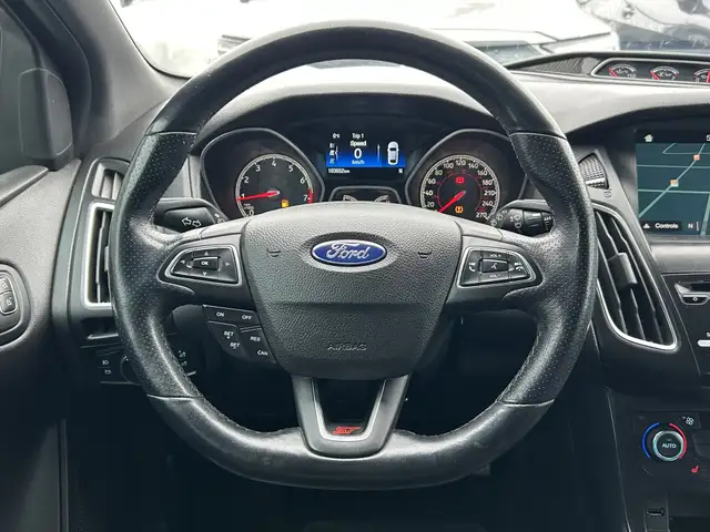 2017 Ford Focus ST 6-SPD/NAVIGATION/BACK UP CAMERA/SUNROOF/FINAN - Photo 26