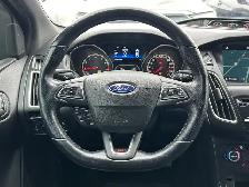 2017 Ford Focus ST 6-SPD/NAVIGATION/BACK UP CAMERA/SUNROOF/FINAN - Photo 26