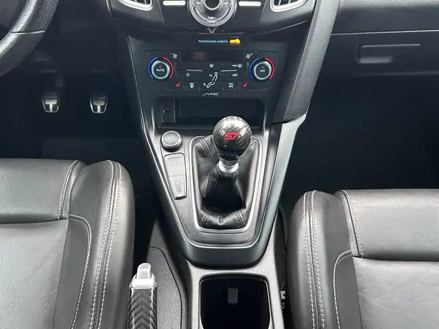 2017 Ford Focus ST 6-SPD/NAVIGATION/BACK UP CAMERA/SUNROOF/FINAN - Photo 32