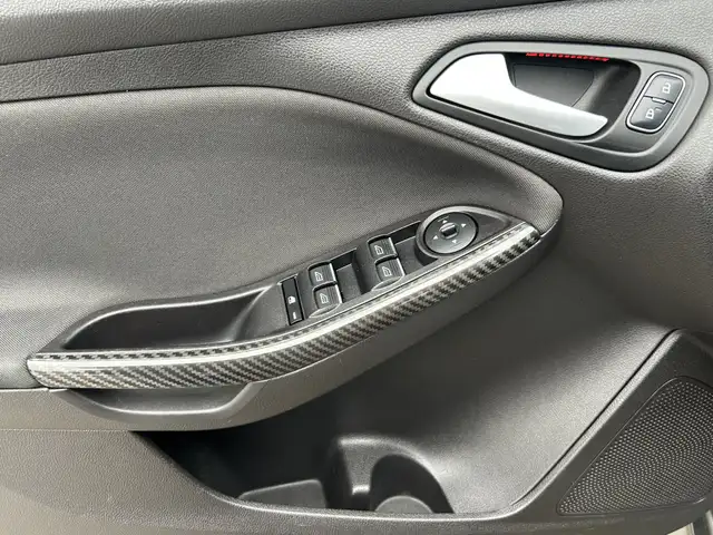 2017 Ford Focus ST 6-SPD/NAVIGATION/BACK UP CAMERA/SUNROOF/FINAN - Photo 33