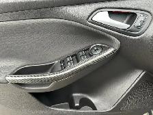 2017 Ford Focus ST 6-SPD/NAVIGATION/BACK UP CAMERA/SUNROOF/FINAN - Photo 33