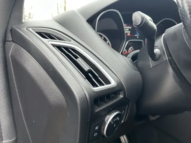 2017 Ford Focus ST 6-SPD/NAVIGATION/BACK UP CAMERA/SUNROOF/FINAN - Photo 34