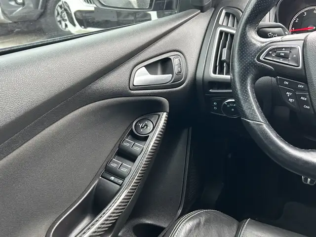 2017 Ford Focus ST 6-SPD/NAVIGATION/BACK UP CAMERA/SUNROOF/FINAN - Photo 35