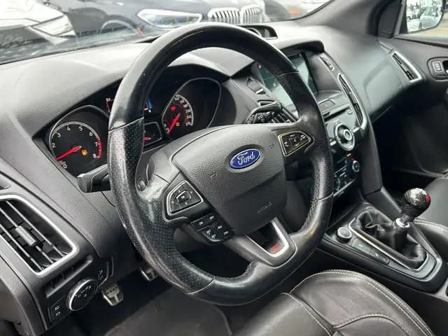 2017 Ford Focus ST 6-SPD/NAVIGATION/BACK UP CAMERA/SUNROOF/FINAN - Photo 36