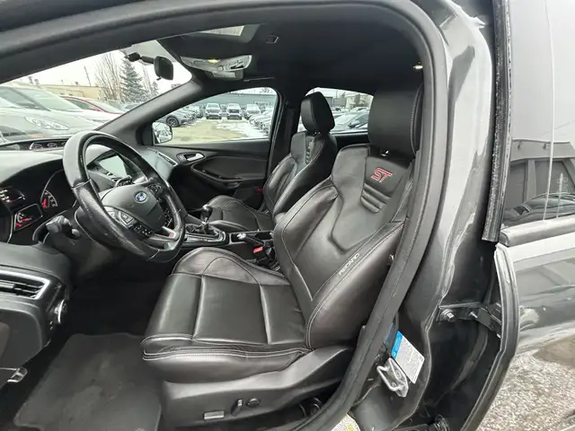 2017 Ford Focus ST 6-SPD/NAVIGATION/BACK UP CAMERA/SUNROOF/FINAN - Photo 37