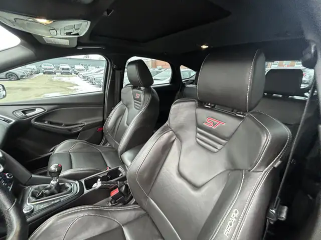 2017 Ford Focus ST 6-SPD/NAVIGATION/BACK UP CAMERA/SUNROOF/FINAN - Photo 38
