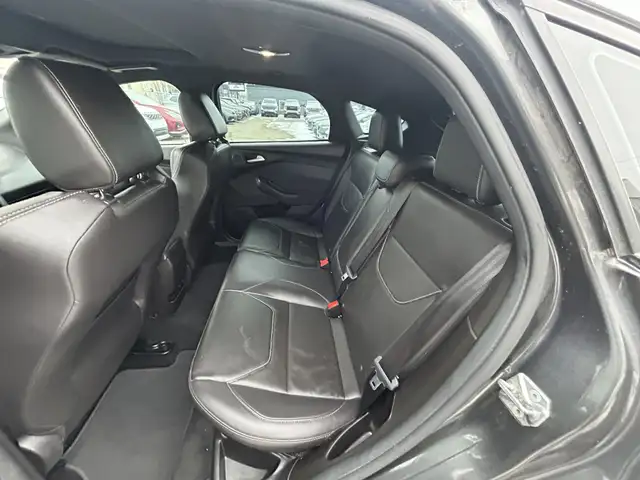 2017 Ford Focus ST 6-SPD/NAVIGATION/BACK UP CAMERA/SUNROOF/FINAN - Photo 39