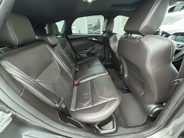 2017 Ford Focus ST 6-SPD/NAVIGATION/BACK UP CAMERA/SUNROOF/FINAN - Photo 41