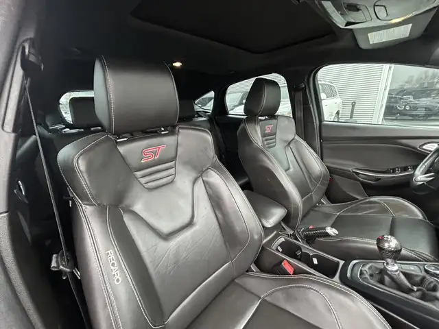 2017 Ford Focus ST 6-SPD/NAVIGATION/BACK UP CAMERA/SUNROOF/FINAN - Photo 42