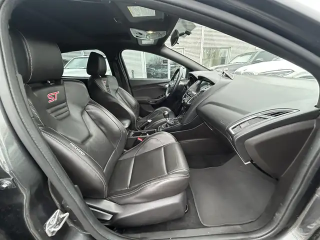 2017 Ford Focus ST 6-SPD/NAVIGATION/BACK UP CAMERA/SUNROOF/FINAN - Photo 43