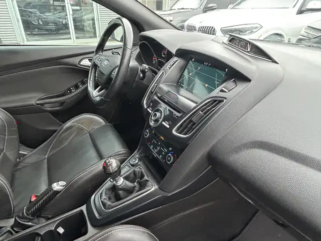 2017 Ford Focus ST 6-SPD/NAVIGATION/BACK UP CAMERA/SUNROOF/FINAN - Photo 44