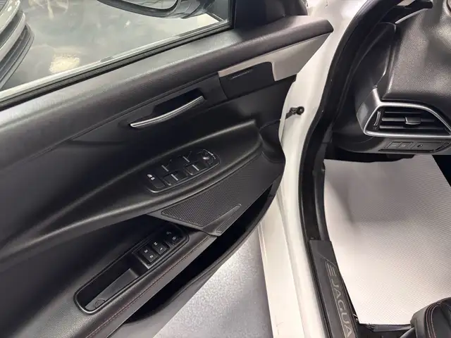 2018 Jaguar XE 25t AWD Prestige - Photo 9