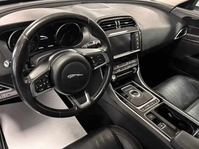 2018 Jaguar XE 25t AWD Prestige - Photo 10