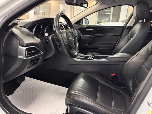 2018 Jaguar XE 25t AWD Prestige - Photo 11