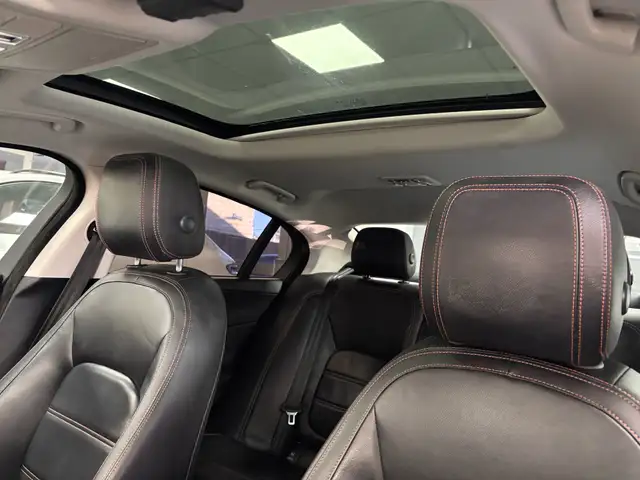 2018 Jaguar XE 25t AWD Prestige - Photo 13