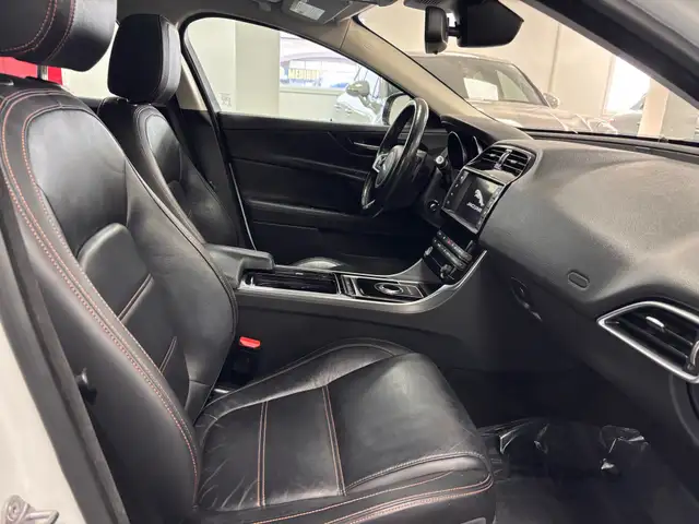 2018 Jaguar XE 25t AWD Prestige - Photo 18