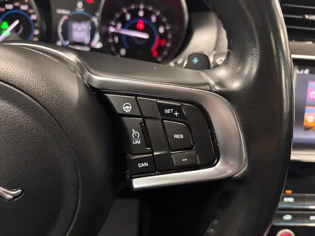 2018 Jaguar XE 25t AWD Prestige - Photo 23
