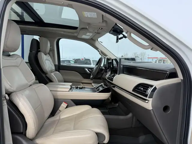 2022 Lincoln Navigator Reserve / LOADED! / HD TOW PKG! / LUX PKG - Photo 8