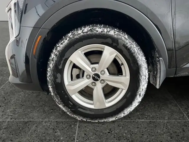 2024 Kia Sorento LX - Photo 11