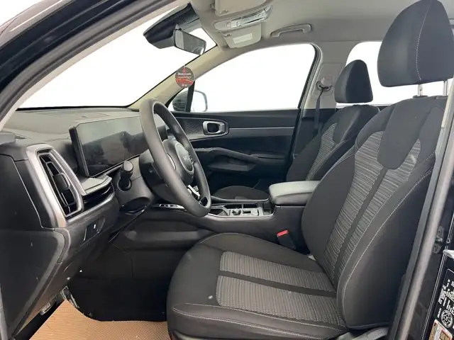 2024 Kia Sorento LX - Photo 12