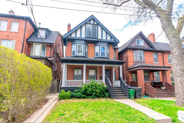 BEAUTIFUL TOP FLOOR 1BR W/ LIVING ROOM AND A DECK! YORKVILLE!