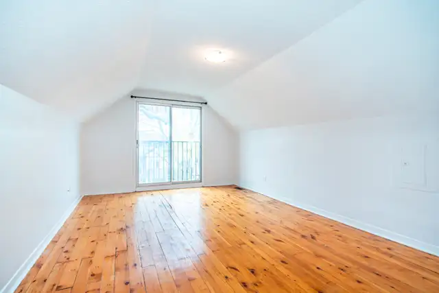 BEAUTIFUL TOP FLOOR 1BR W/ LIVING ROOM AND A DECK! YORKVILLE! - Photo 2