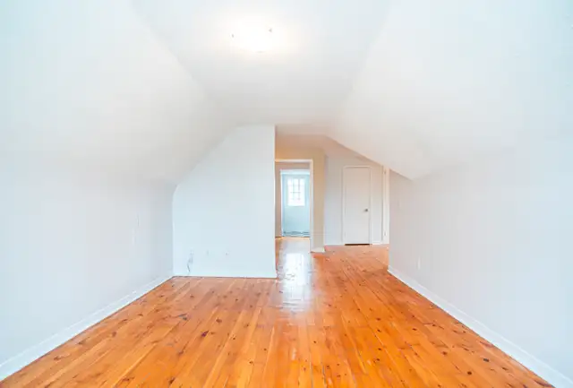 BEAUTIFUL TOP FLOOR 1BR W/ LIVING ROOM AND A DECK! YORKVILLE! - Photo 3