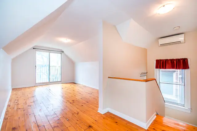 BEAUTIFUL TOP FLOOR 1BR W/ LIVING ROOM AND A DECK! YORKVILLE! - Photo 4