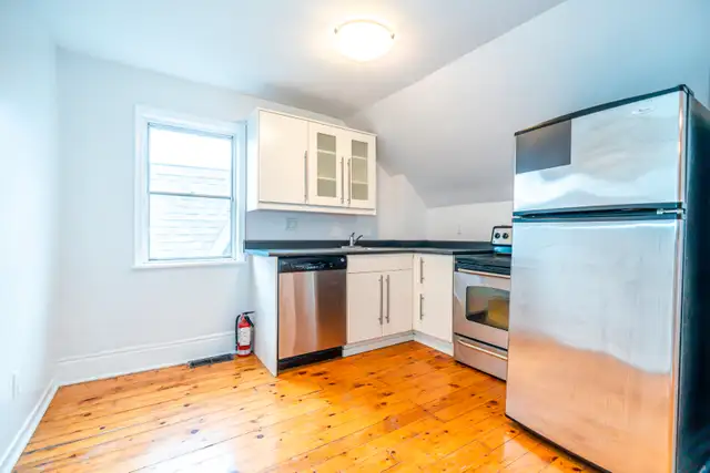 BEAUTIFUL TOP FLOOR 1BR W/ LIVING ROOM AND A DECK! YORKVILLE! - Photo 5