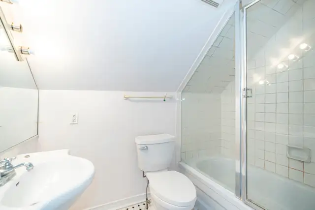 BEAUTIFUL TOP FLOOR 1BR W/ LIVING ROOM AND A DECK! YORKVILLE! - Photo 7