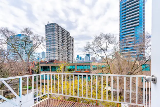 BEAUTIFUL TOP FLOOR 1BR W/ LIVING ROOM AND A DECK! YORKVILLE! - Photo 8