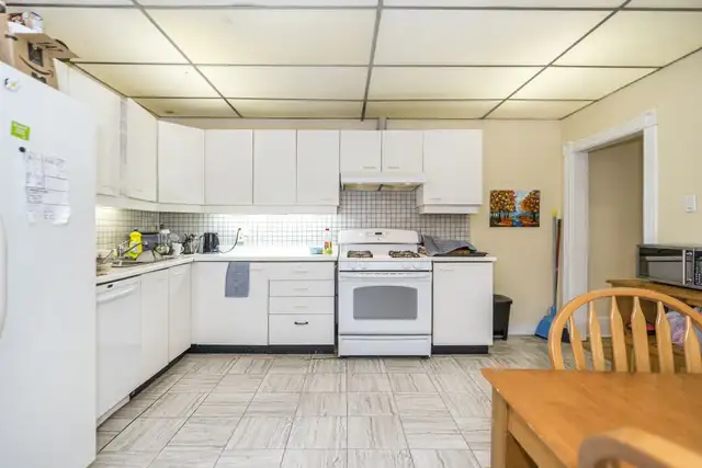 HUGE MULTILEVEL 4BR 2WR APARTMENT IN LITTLY ITALY! - Photo 5