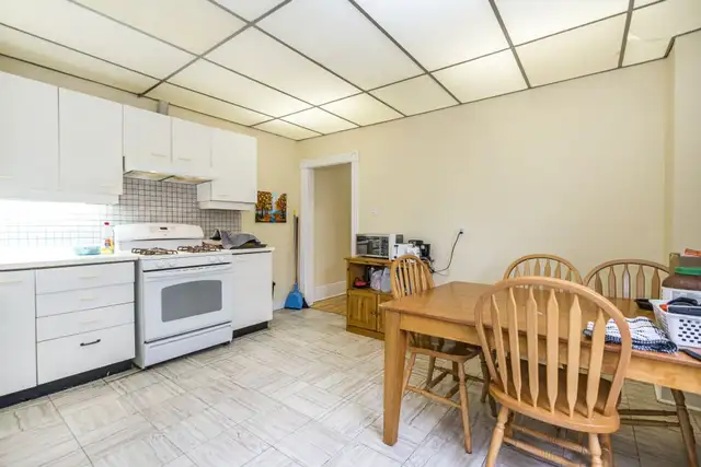 HUGE MULTILEVEL 4BR 2WR APARTMENT IN LITTLY ITALY! - Photo 6