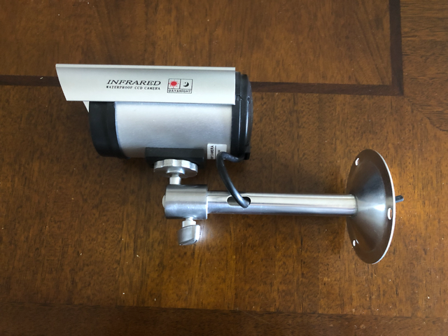 FAUSSE CAMERA BRANCHE SUR ELECTRICITE POUR LUM IERE ROUGE