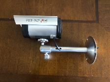 FAUSSE CAMERA BRANCHE SUR ELECTRICITE POUR LUM IERE ROUGE