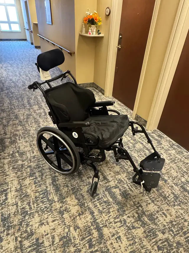 TILT WHEELCHAIR 17" DELIVERY INCLUDED