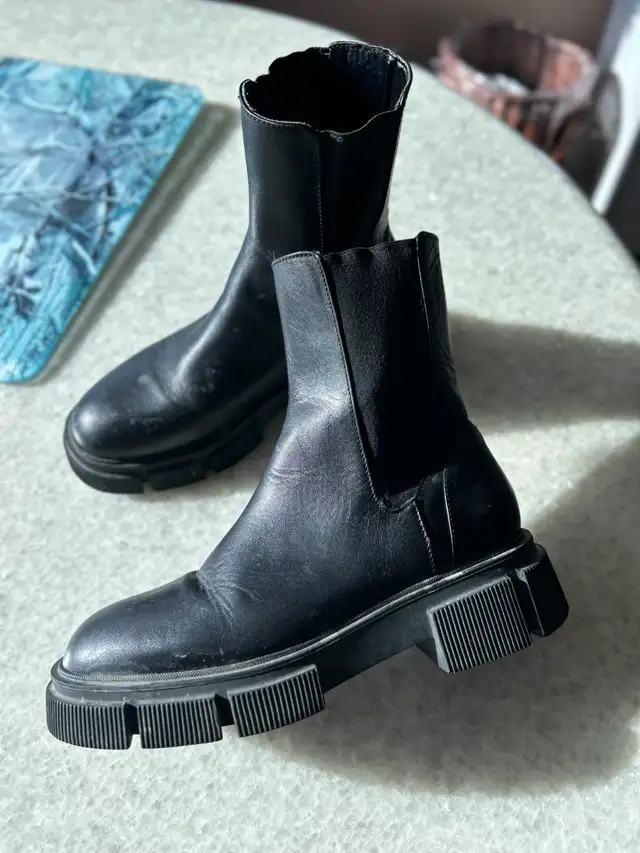 ONE LIKE NEW LADIED SZ. 39 (8 US ) PAIR OF BIKER BOOTSAS PICTUR