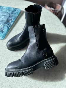 ONE LIKE NEW LADIED SZ. 39 (8 US ) PAIR OF BIKER BOOTSAS PICTUR