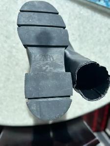 ONE LIKE NEW LADIED SZ. 39 (8 US ) PAIR OF BIKER BOOTSAS PICTUR - Photo 2