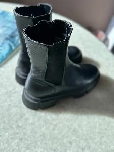 ONE LIKE NEW LADIED SZ. 39 (8 US ) PAIR OF BIKER BOOTSAS PICTUR - Photo 4
