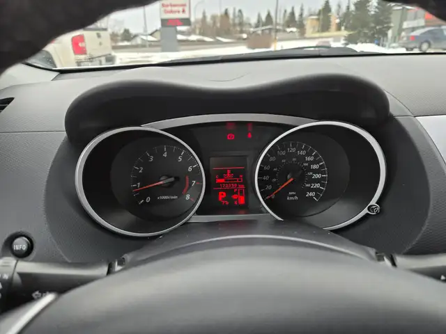 2012 Mitsubishi Outlander - Photo 11