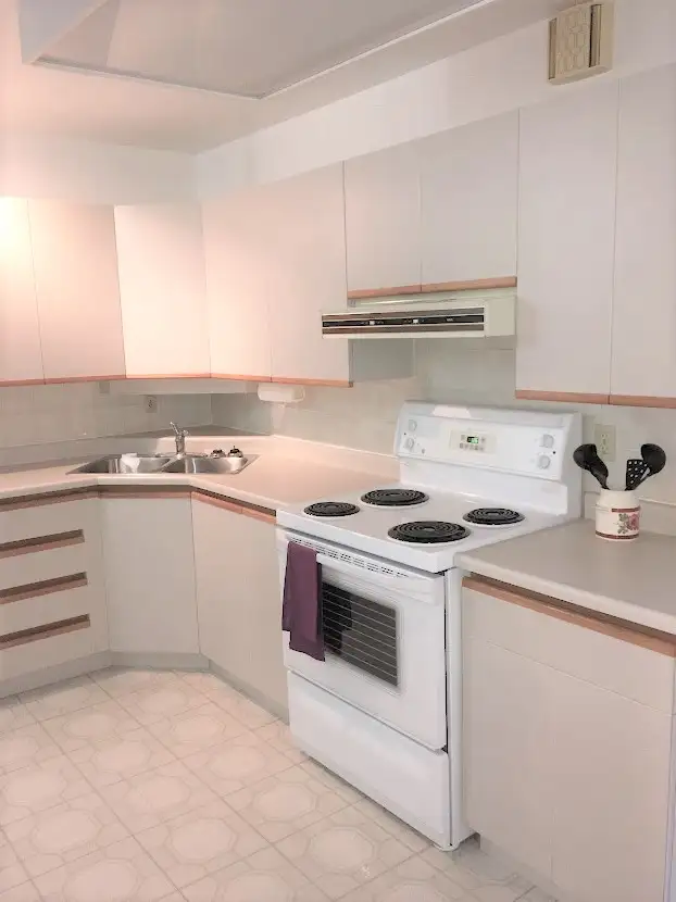 8 Bedroom house near Carleton. Avail May 1st, first month free - Photo 8