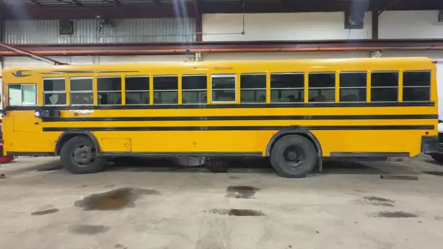UN BUS SCOLAIRE JAUNE À VENDRE / A YELLOW SCHOOL BUS FOR SALE