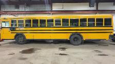 UN BUS SCOLAIRE JAUNE À VENDRE / A YELLOW SCHOOL BUS FOR SALE