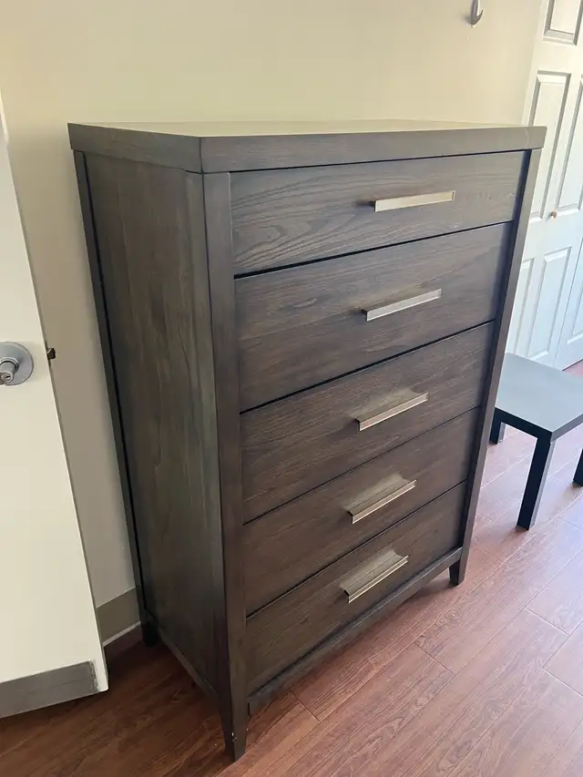 Free delivery used Ashley dresser (2 month used ) new 1100$ - Photo 2