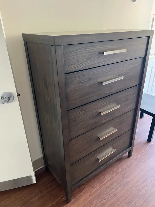 Free delivery used Ashley dresser (2 month used ) new 1100$ - Photo 3