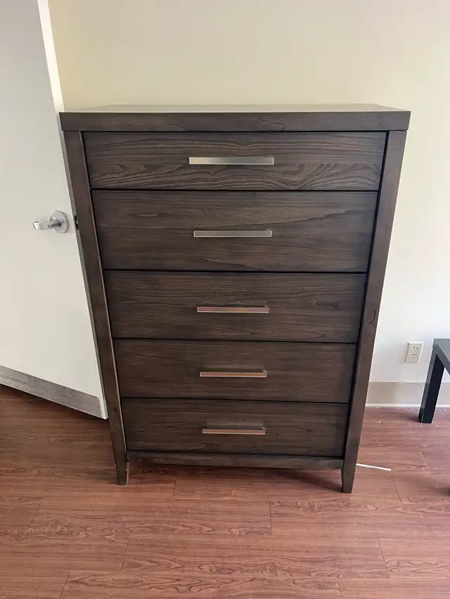 Free delivery used Ashley dresser (2 month used ) new 1100$ - Photo 4