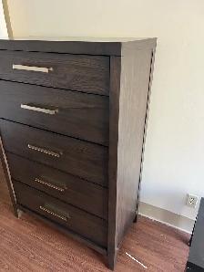Free delivery used Ashley dresser (2 month used ) new 1100$ - Photo 5